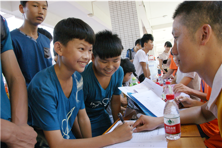 （圖三）前來報到的新生正在獨立辦理入學手續(xù)