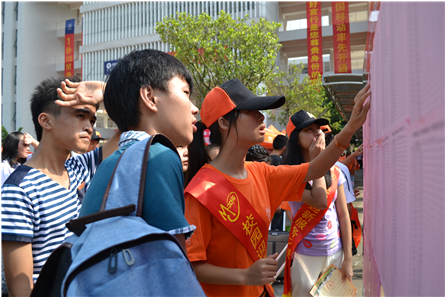 （圖五）烈日下，志愿者正在幫助新生尋找班級信息