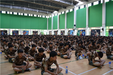 （圖二）  同學(xué)們?cè)谡J(rèn)真聽講