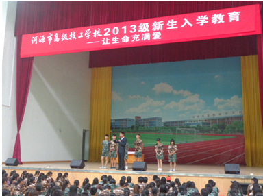 （圖二）王海童老師在和同學(xué)互動(dòng)