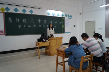 （圖一）面試選手從容應對老師們的考核