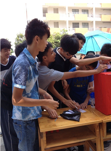 （圖一）看看，選誰？