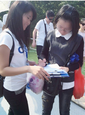 旅游服裝教學部的同學在萬綠湖龍鳳島給游客做問卷調(diào)查