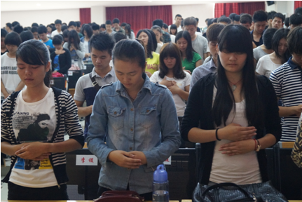 （圖三）學(xué)生們正在感恩心中的那份感恩之情