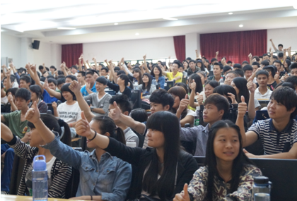 圖二）同學(xué)們正在與王海童教授互動