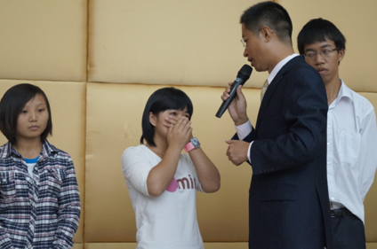 （圖四）激動的學(xué)生正在感恩父母的恩情