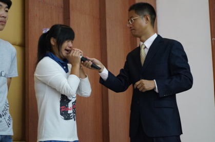 （圖四）激動的學(xué)生正在感恩父母的恩情