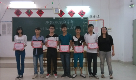 （圖二）李娜主任為獲獎同學頒獎