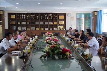 梁秋生副校長(zhǎng)帶隊(duì)赴省國(guó)防科技技師學(xué)院交流學(xué)習(xí)  10月10日，由學(xué)校梁秋生副校長(zhǎng)帶隊(duì)一行6人到廣東省國(guó)防科技技師學(xué)院交流學(xué)習(xí)。省國(guó)防科技技師學(xué)院楊耀雙院長(zhǎng)、劉鈞杰副院長(zhǎng)熱情接待了梁秋生副校長(zhǎng)一行。   梁秋生副校長(zhǎng)一隊(duì)在省國(guó)防科技技師學(xué)院交流學(xué)習(xí) 交流會(huì)上，楊院長(zhǎng)介紹了該校的校園文化建設(shè)、學(xué)生德育管理模式、培訓(xùn)鑒定工作及高級(jí)班的教育教學(xué)管理模式。雙方就教學(xué)、學(xué)生管理、培訓(xùn)鑒定工作進(jìn)行了分組交流與探討，并針對(duì)高級(jí)班管理和技師學(xué)院迎評(píng)工作中遇到的問(wèn)題與疑惑等進(jìn)行了深入的對(duì)口討論與廣泛交流。梁秋生副校長(zhǎng)表示，廣東省國(guó)防科技技師學(xué)院在學(xué)校規(guī)范化管理、校園文化建設(shè)、師資培訓(xùn)與技能鑒定等方面有很多值得學(xué)習(xí)和借鑒的經(jīng)驗(yàn)，通過(guò)此次學(xué)習(xí)，能夠促進(jìn)我校教育教學(xué)管理的進(jìn)一步提升。 供稿：高技能人才管理中心 劉曉霞