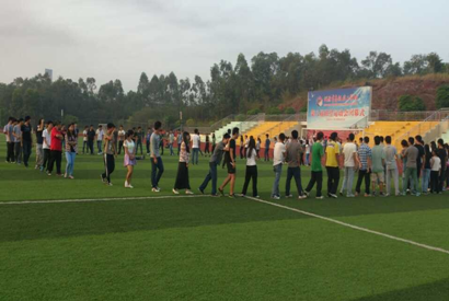 （圖一）中心學(xué)生會(huì)、團(tuán)總支全體成員在破冰運(yùn)動(dòng)