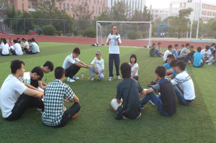 （圖二）各部門部長(zhǎng)與新成員分組交流