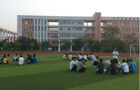 （圖三）各部門部長(zhǎng)正在與新成員開(kāi)會(huì)