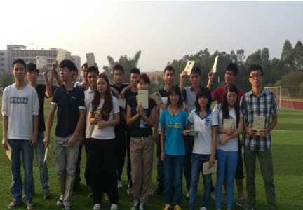 （圖四）游戲活動(dòng)中獲獎(jiǎng)成員合影留念