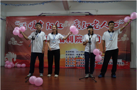 （圖六）我校志愿者為全體老人獻唱一首《相親相愛》