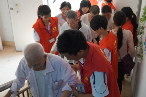 （圖五）志愿者們攙扶老人們到會場觀看文藝節(jié)目