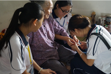 （圖二）志愿者們在為老人修剪指甲