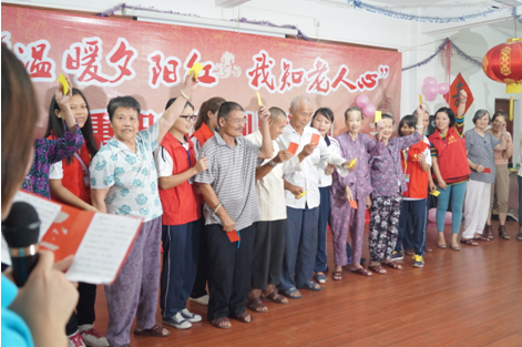 （圖七）志愿者與老人一起參與游戲互動