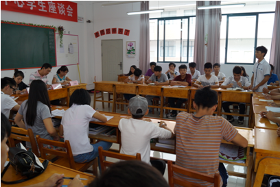 （圖二）學(xué)生正在積極參與到座談會交流中