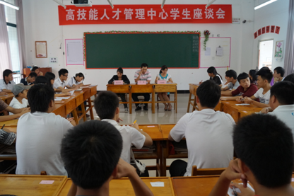 （圖一）老師們正用心傾聽學(xué)生的建議和意見