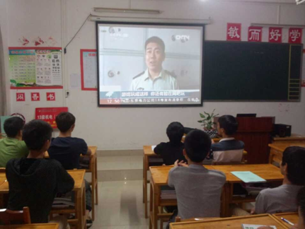 學生在觀看視頻“網(wǎng)吧里的沖動少年”