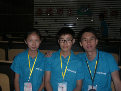 代表我校參賽的郭偉軍老師及劉潘威、林惠香同學(xué)