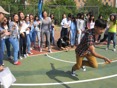 （圖一）13旅游1班的葉杰同學(xué)在夾黃豆時(shí)健步如飛