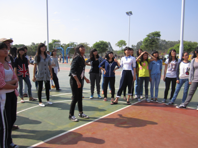 （圖一）13旅游1班的葉杰同學(xué)在夾黃豆時(shí)健步如飛