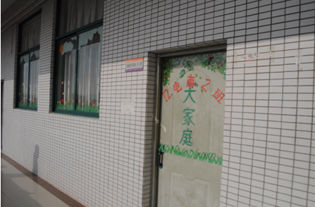 （圖三）13級室內設計1班的墻報