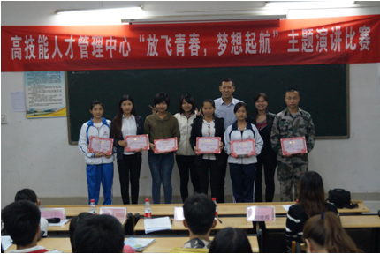 （圖三）老師與獲獎(jiǎng)學(xué)生留影