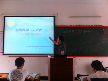 （圖一）12室內(nèi)廣告設(shè)計高級班宋欣老師正在對學(xué)生們進(jìn)行教育