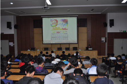 （圖二）學生正在講解自己的作品