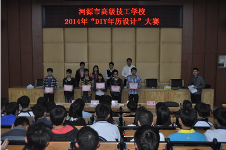 （圖三）評委老師為獲獎者頒發(fā)獲獎證書