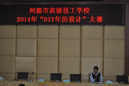 （圖一）計算機教學部主任朱少威為參賽同學鼓勁