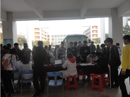 （圖一）前來獻血的同學絡繹不絕