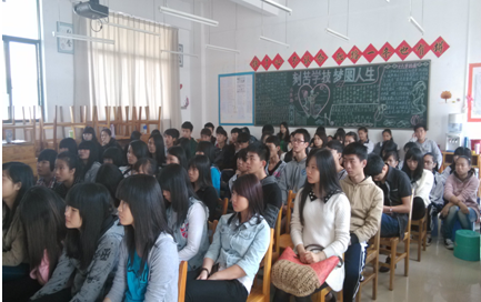 （圖二）全體同學(xué)正認(rèn)真聆聽