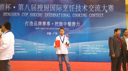 （圖二）獲獎的謝志海老師