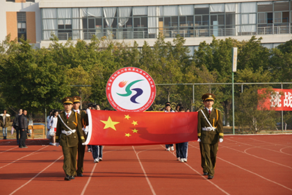 （圖二）國旗護衛(wèi)隊、校旗隊、會徽隊整裝待發(fā)