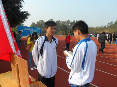 （圖二）余漢龍同學(xué)在接受記者采訪(fǎng)