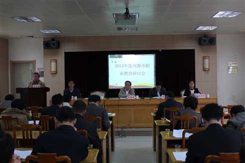 梁秋生副校長在作經(jīng)驗介紹