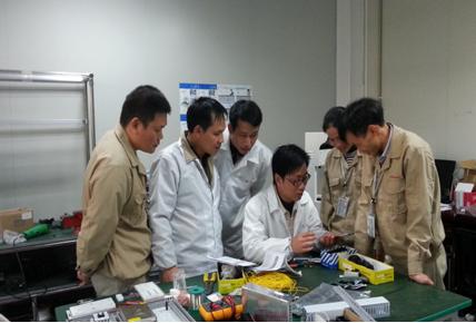 （圖二）西可電子廠工業(yè)工程（IE）部李春林經(jīng)理講解手機組裝流程