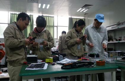 （圖三）陳盼鋒工程師指導(dǎo)專業(yè)教師安裝線路板