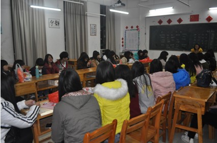 （圖一）12級(jí)商務(wù)文秘班在楊林娟老師的帶領(lǐng)下舉行新年茶話會(huì)