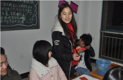 （圖二）13級(jí)室內(nèi)設(shè)計(jì)三班周麗娟老師給同學(xué)發(fā)開學(xué)紅包