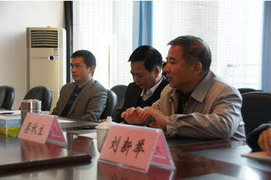 （圖二）梁秋生副校長正在介紹技師學(xué)院創(chuàng)建經(jīng)驗