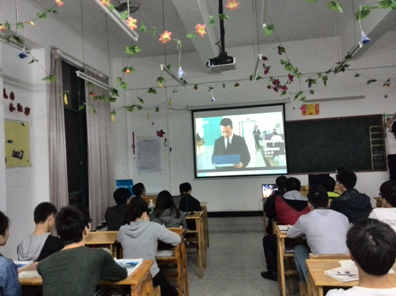 13北大青鳥(niǎo)高級(jí)1班的學(xué)生正在認(rèn)真觀看影片