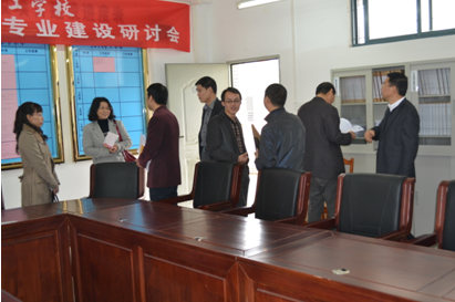 （圖二）惠州市技師學(xué)院領(lǐng)導(dǎo)在項目辦和我校教師交流