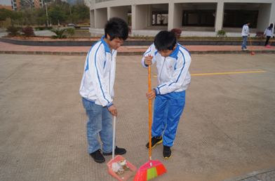 （圖三）同學(xué)們正在打掃圖書(shū)館附近的校道