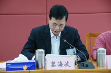 （圖三）學(xué)校校長黎海波同志作學(xué)校工作報(bào)告