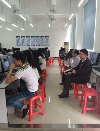 （圖二）黎海波校長、劉俊侃科長正在12級商務(wù)文秘班聽課