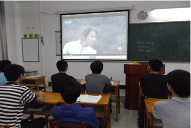 （圖二）12級模數(shù)高級班正在觀看《黑夢》